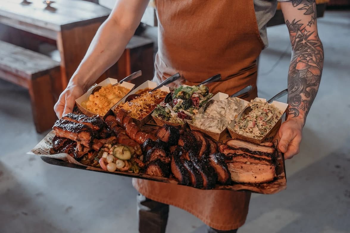 Brød & Sånt bærer fram et fullt BBQ-fat med ribbe, brisket og tilbehør.