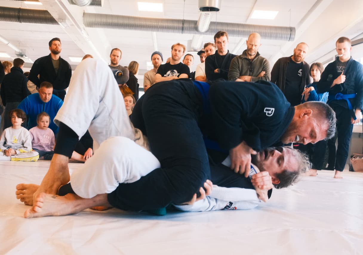 Gi-kamp under Trondheim Open, dommeren følger med.